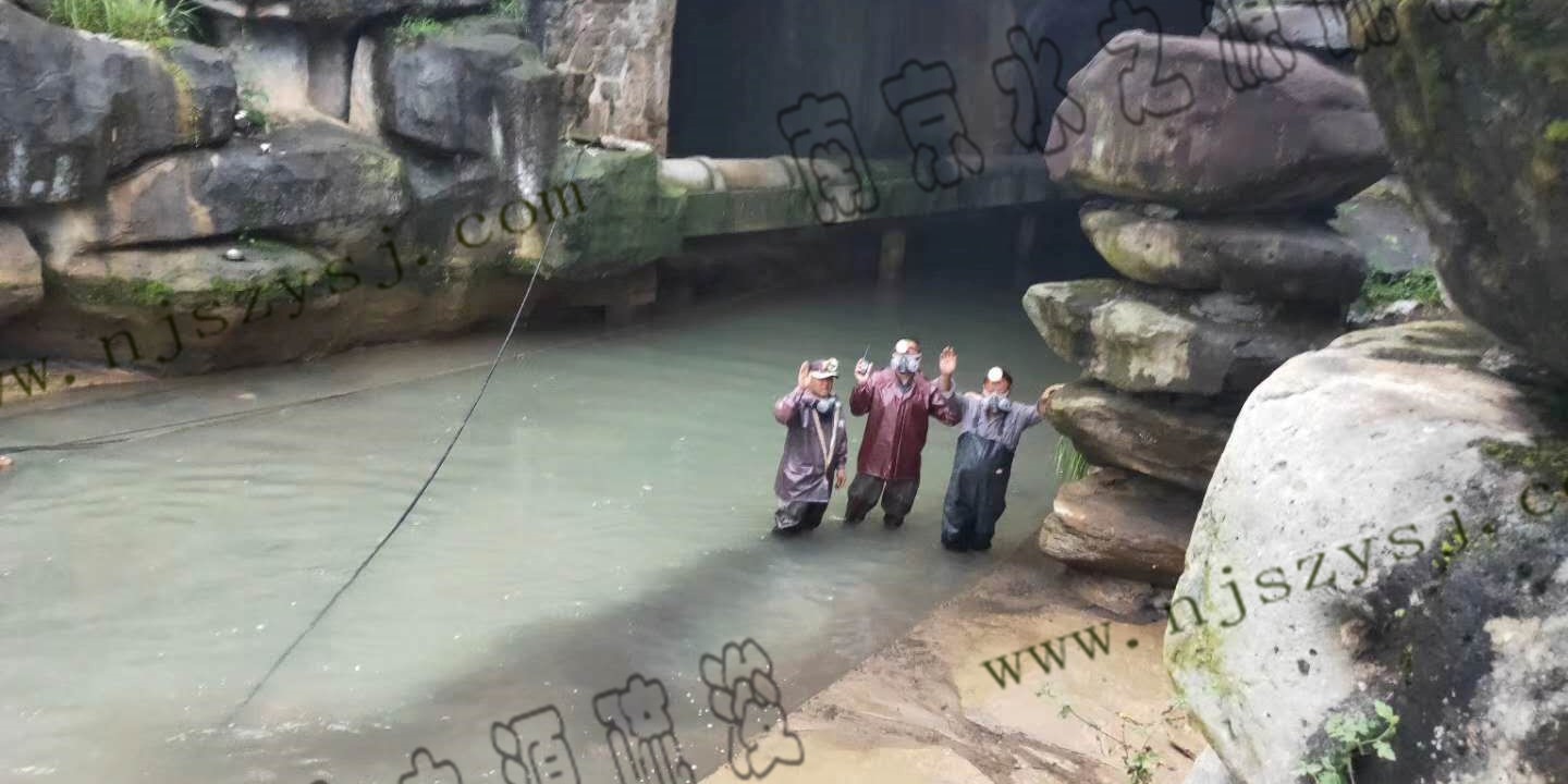 佩戴防毒面具和矿灯进箱涵10.jpg 佩戴防毒面具和矿灯进箱涵10.jpg