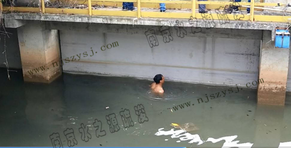 工人潜入污水中,将闸门底杂物清除,关严闸门5.png 工人潜入污水中,将闸门底杂物清除,关严闸门5.png